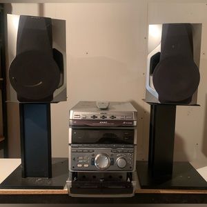 Sony RXD7 3 Disc Changer CD Player with speakers and remote control.